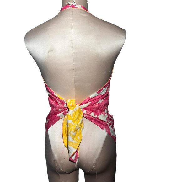 Farm Rio halter top in size Medium. Ties in back. EUC - Picture 4 of 15